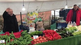 İki Pazarcının Mani Atışması Alışverişi Şova Çevirdi