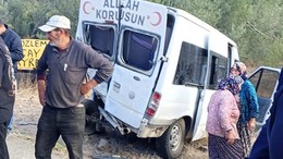 Zeytin Tayfasını Taşıyan Minibüs Kaza Yaptı 16 Yaralı