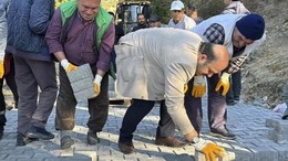 Başkan Lapanta Halk ile Birlikte Taş Döşedi