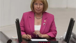 Kürsüde Peruğunu Çıkararak Mesaj Verdi!