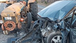 Balıkesir'de Traktör ile Otomobil Çarpıştı Ölü ve Yaralı Var