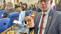 Sarı'dan Bakan Memişoğlu'na Bebek Patiği