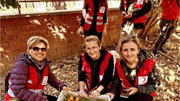 Bahçesindeki Mandalina, Portakal Ve Narları Kızılay’a Bağışladı
