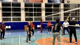 Kaymakam ve Başkan Voleybol Sahasında Karşı Karşıya!