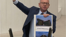 Sarı Tepkisini Mecliste Kağıt Uçakla Gösterdi!