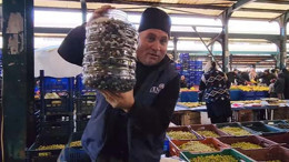Pazar Tezgahlarında Hareketlilik! Zeytinler Sele Sele Satıldı