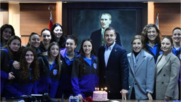 Büyükşehir Voleybol Takımından Ahmet Akın'a Jest