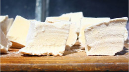 Balıkesir'in Bu Peyniri Güneşte Kurutuluyor