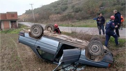 İVRİNDİ YOLUNDA ARAÇ TAKLA ATTI