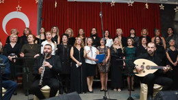 Burhaniye Belediyesi Kadın Korosu İlk Konserini Verdi