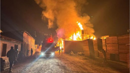 Dursunbey'de Alevler Kereste Deposunu Sardı!