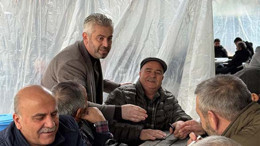 Aka Vatandaştan Omzunu Ayırmıyor