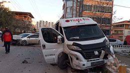 Balıkesir'de İşçi Servisi ile Otomobil Çarpıştı: 7 Yaralı