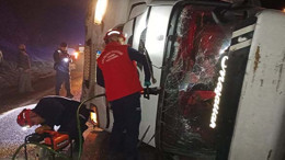 Balıkesir'de Mıcır Yüklü Kamyon Devrildi: 2 Kişi Yaralı Kurtarıldı