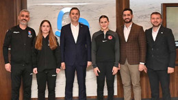 Büyükşehir'de Sporun Yıldızları Başkan Ahmet Akın'ı Ziyaret Etti