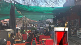 Esnaf Yaptı Halk Çay İçip Seyrediyor