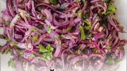 Erdek'in Mor Soğanlarıyla Salata Tarifi