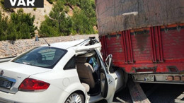 Havran'da Otomobil Kamyonete Çarptı: 3 Kişi Yaralandı