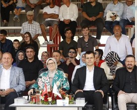 Belgin Uygur'dan Geleneksel Bigadiç Rahvan At Yarışlarına Destek Balıkesir Milletvekili ve AK Parti Genel Başkan Yardımcısı Av. Belgin Uygur, sosyal medya hesabından 51. Geleneksel Bigadiç Rahvan At Yarışlarına ilişkin bir paylaşımda bulundu. Uygur, "Atalarımızdan bize miras kalan geleneklerimizi sürdürmeye devam ediyoruz! 51. Geleneksel Bigadiç Rahvan At Yarışlarında, Rahvan Atlarının zarafeti ve azmi günümüzü güzelleştirdi" diyerek etkinliğin önemine vurgu yaptı. Ayrıca Bigadiç Belediye Başkanı Sn. Mustafa Göksel ve ekibine, yarışlara katılan at sahiplerine, binicilere ve tüm katılımcılara teşekkür eden Uygur, bu önemli geleneğin sürdürülmesinden duyduğu memnuniyeti dile getirdi.
