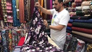Kumaş Rafları Dolu, Müşteri Akını Bitmiyor!