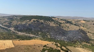 Balıkesir'de arazide çıkan yangına müdahale ediliyor