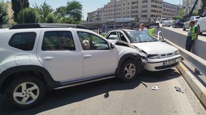 Balıkesir’de Otel Basri Önünde Çift Taraflı Kaza 1 Yaralı