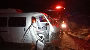 Burhaniye’de Kamyonet Elektrik Direğine Çarptı 1 Kişi Yaralı Kurtarıldı