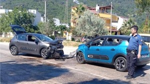 Balıkesir’de 2 Araç Kafa Kafaya Çarpıştı: 5 Yaralı