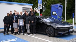 Sabancı Guinness Rekoru kırdı: Elektrikli otomobille tek şarjda 1205 km yaptı