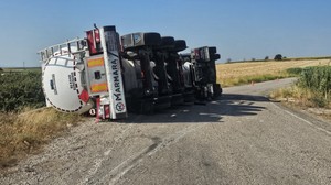 Bandırma'da kimyasal yüklü tır yan yattı Sürücü kazayı yara almadan atlattı