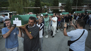 Srebrenitsa da öldürülen 7 cenaze anıt mezarlığa taşındı