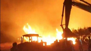 Bilecik’teki yangında traktör ve otomobil alevler arasında kaldı