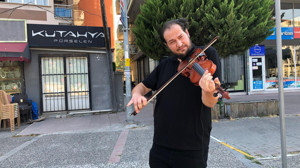 Balıkesir’de Kemanla Konuşan Genç Sokakların Alaturka Sesi