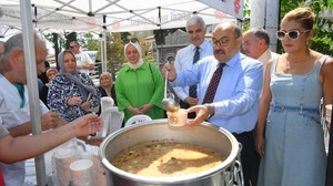 Vali Ustaoğlu Aşure Hayrında Vatandaşlarla Buluştu
