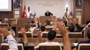 İzmir’de CHP’li Başkan ve meclis üyeleri ile AK Partili meclis üyesi arasında gerginlik