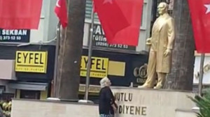 Edremit’te Yaşlı Kadın Atatürk'e İçini Döktü