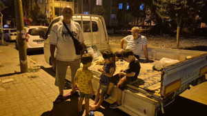 Balıkesir'de kamyonet kasasında deprem nöbeti