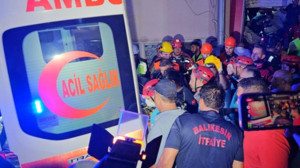 Depremde yıkılan binadaki 6 kişinin 6’sı da sağ kurtarıldı