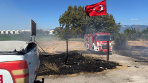 Edremit-İzmir Yolu Üzerinde Ot Yangını Çıktı
