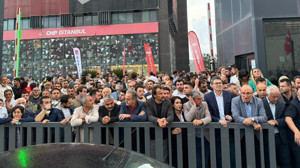 CHP İstanbul İl Binası önünde bariyer gerilimi