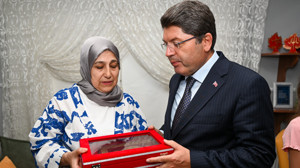 Adalet Bakanı Tunç Balıkesir’de Şehit Ailesini Ziyaret Etti