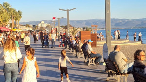 Akçay’da Yaz Bitmedi, Sahil Yine Doldu Taştı