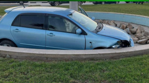 Aracıyla süs havuzuna girdi: Alkollü sürücü navigasyonu suçladı