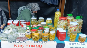 Balıkesir'de Kışlık Tarhana ve Turşu İlgi Odağı
