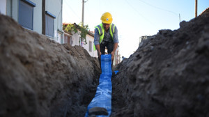 BASKİ vatandaşı 60 yıllık içme suyu hatlarından kurtardı