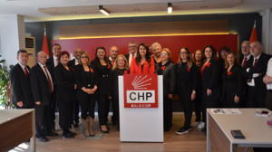 Balıkesir CHP’de Son Perde: Esin Balıbek Siyah-Kırmızıyla Sahneye Çıktı!