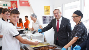 Ayvalık’ta 1700 Öğrenciye 3 Çeşit Yemek Sürprizi