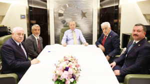 Cumhurbaşkanı Erdoğan, Azerbaycan Dönüşünde MHP Heyetini Uçakta Kabul Etti