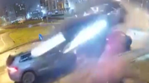 Film sahnelerini aratmayan kaza: Oradea’da araç havalanıp iki otomobilin üzerinden uçtu!