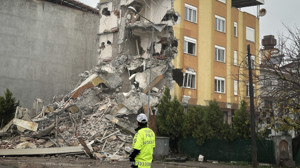Balıkesir Sındırgı’da Ağır Hasarlı Binaların Yıkımı Yeniden Başladı: Ekipler Gece Gündüz Sahada